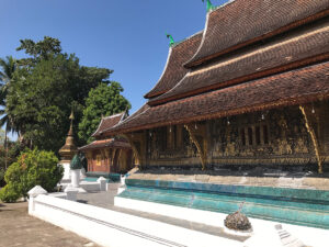 Laosz - Az Arany Templom udvarán, Luang Prabang